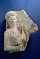 Relieve de una mujer sosteniendo una cabra, período arcaico, c.500 a.C.